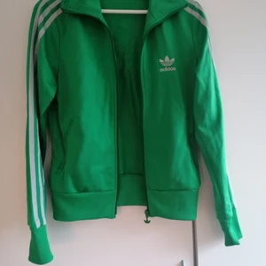 Adidasjacka - Asfrän Adidasjacka i storlek 38 (dam). Den är köpt begagnad men är knappt använd av mig och är i fint skick! Frakt tillkommer, priset kan diskuteras