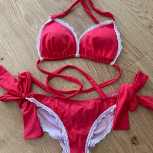 Love by lola bikini  - Säljer min jättefina och populära bikini från love by lola då jag har flera.Helt slutsåld i denna och färg och storlek. Yummy byxor i stl s och sassy topp i stl L. Endast använd ett fåtal gånger påsen resa och nogrant tvättad. Köpt för 799kr hämtas eller skickas spårbart 