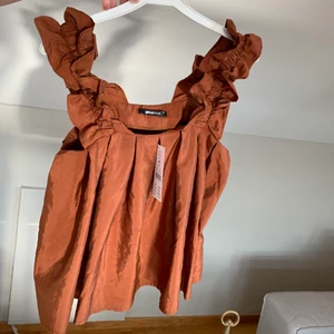 Blus - Intressekoll! Rostfärgad blus från Gina tricot, passar strl 32-36. Fint som det är eller över en tshirt! Lapparna kvar!