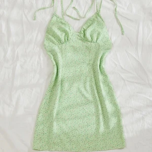 KLÄNNING - Supersöt klänning från Shein i strl S, men psssr även xs!!💕 aldrig använd, skriv för fler bilder på klänningen ❤️‍🔥