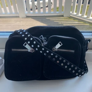 Väska ifrån Two Angels  - En superfin oanvänd väska ifrån Two Angels med dragkedje detaljer. 