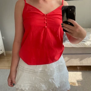 Söt topp från hm - Söt topp nästantill oanvänd därav säljs den💕