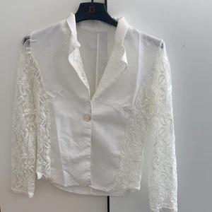 Kavaj  - Säljer denna kavaj/koftan i storlek L men skulle säga att den passar en S/M istället. Gratis frakt 