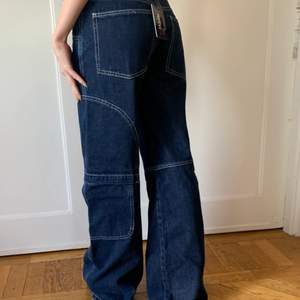 Jaded London oversize jeans is storlek 24, helt nya prislapp kvar, nypris 900kr säljer då det tyvärr inte har kommit till användning 