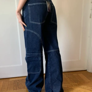 Jaded london  - Jaded London oversize jeans is storlek 24, helt nya prislapp kvar, nypris 900kr säljer då det tyvärr inte har kommit till användning 