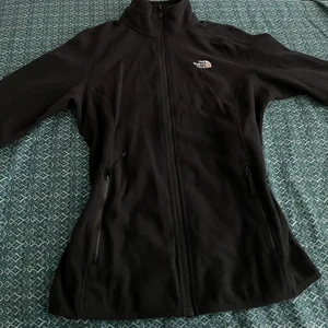 THE NORTH FACE - The North Face fleece super till kalla sommarkvällar eller senare på vintern under en jacka. Snygg passform då den är figursydd, mindre i storleken så strl L passar på mig som är S/M, en anning oversized. Kan prutas vid snabba affärer🤩