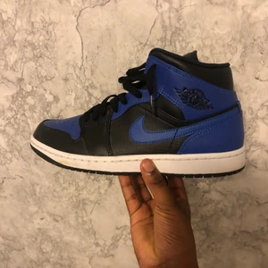 Jordan 1 - Hej! Jag säljer ett par Jordan 1 hyper royal mids i storlek 42 