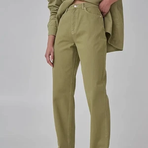 Josefine HJ x NA-KD - Säljer dessa jättesnygga gröna jeans från Josefine HJs kollektion med NA-KD. I storlek 34. Säljer för de är för små för mig, hade annars behållit dem 😢 Använt 1 gång. Helt slutsålda på NA-KD.
