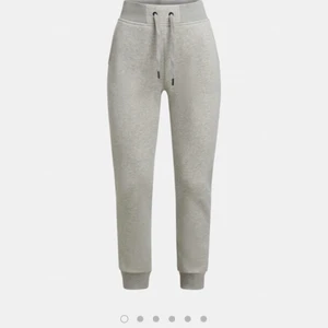 Peak performance  - Säljer dessa mjukisar från peak eftersom att jag har för många. Sköna och mycket användbara. Köpte nya för 1000kr säljer för 300kr. En liten skada på sista bilden. 