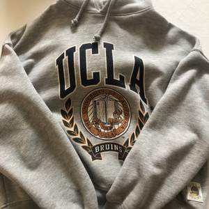 UCLA hoodie köpt second hand, fint skick och true to size XS 😌