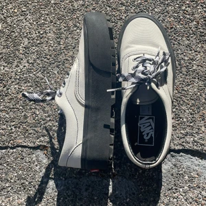 Plattform Vans i 90-tals creeper stil - Unika vans skapade för att fånga 90-tals stilen. Lite lätt smutsiga men inget som inte går att rengöra. Knappt använda 