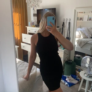 Klänning - Så fin och enkel svart tight klänning. Klänningen har tyvärr inte kommit till någon användning så helt ny med prislapp kvar. Klänningen är i storlek one size men skulle säga att den passar XS-M i storlek. Frakt tillkommer🥰