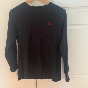 Ralph lauren - Säljer denna snygga Ralph lauren tröjan ifrån kidsbrandstore!! Denna tröjan kan man matcha mycket med och passar till vardag. Denna tröjan är tunn, t-shirt tunn.  Tröjan är i storlek 160 (barn storlek). Använt den cirka 4 gånger. Säljer då jag inte använder den så mycket längre samt utrensning utav garderob 