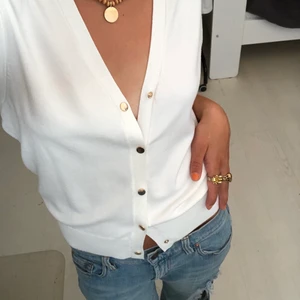 Vit väst med guldknappar - Superfin väst med guldiga detaljer. Plagget är aldrig använt - därav i nyskick! Fraktar eller möts upp. Kontakta mig vid frågor🤠