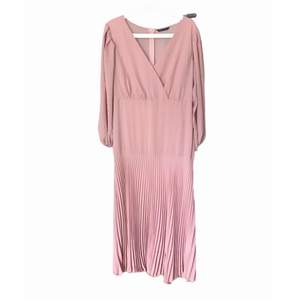 Fin rosa klänning i storlek M. Endast testat och i nyskick. Fin kvalite s& den är från Shein. 