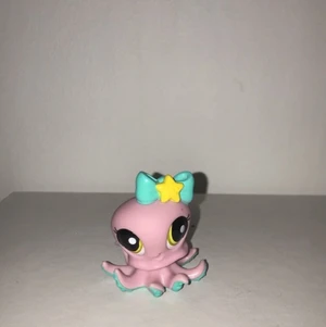 Little pet shop  - Säljer mina gamla Pet shops. De har gått upp i värde eftersom att de inte går att få tag på längre. Men jag har valt att sälja dessa för 15 kr st. Hör av dig privat om du är intresserad 💕 Köparen står för frakten, den blir olika beroende på hur många du köper🤩