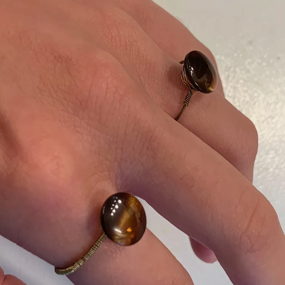 Ringar i tunn guldig ståltråd med bruna knappar!🤎✨(bara två finns kvar!). Accessoarer.