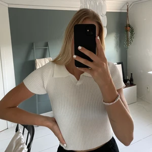 Shein Tshirt med krage, Vit - Vit ribbad tshirt med krage och v-rigning. Super stretchig och passar defensivt en större S och möjligtvis M. Inte  farligt genomskinlig och bra kvalitet då jag har tvättat den en gång innan provning. Där efter aldrig använd. Jag är 174 cm och vanligtvis en XS-S in tröjor. Vid köp av den svarta likadana toppen kostar båda 100kr ist för 60kr styck. Frakten ej inräknad, spårbar men är öppen för förslag kring priserna😘😁