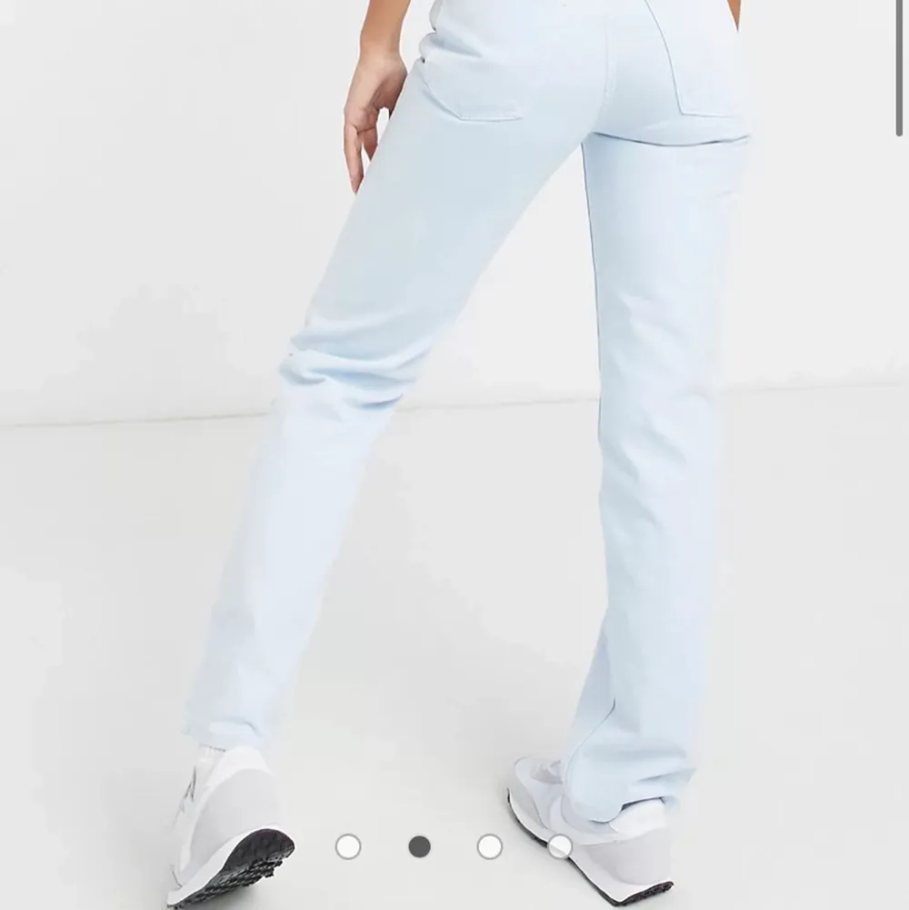 säljer dessa jeans från asos eftersom de är för små och hann inte skicka tillbaka dom så dom är aldrig använda bara testade🥰. Jeans & Byxor.