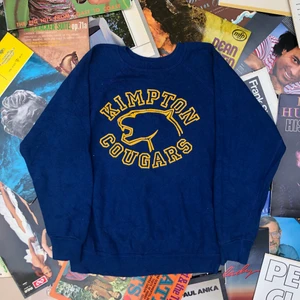 SWEATSHIRT!! 📀📀 - Vintage sweatshirt från 80/90-tal. Tröjan är i bra skick men har med åldern tunnas ut vilket gör att tröjan har blivet liten, runt xs-xxs. Utöver det inga direkta defekter. Tveka inte att höra av dig om du undrar något ! 💫🌱✌🏻 Ord pris: 249kr