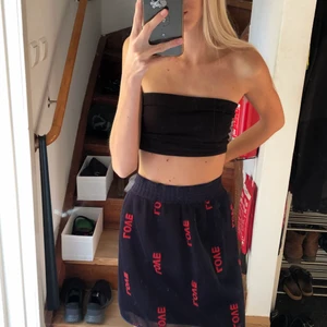 mörkblå kjol - står xs men sitter mer som en s om man inte vill ha den lågmidjad