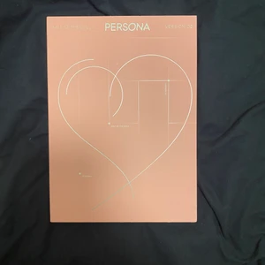 bts album  - Offeciella persona album. Allt ingår förutom photocard. Den är i bra skick och har bara stått på en hylla. Köpt för ungefär 400kr. Albumet är som nytt!! Säljer den för 200kr med frakten !! Skriv gärna privat för fler frågor! 