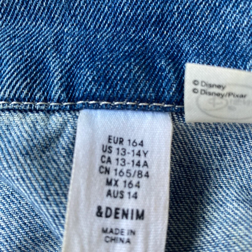 Croppad jeansjacka från H&M med Musse Pigg på ryggen. Använd några gånger men ser ut att vara nyskick. Barnstorlek 164 men passar XS och S också. 🌸💖🌟skriv privat för frågor eller fler bilder!🥰. Jackor.