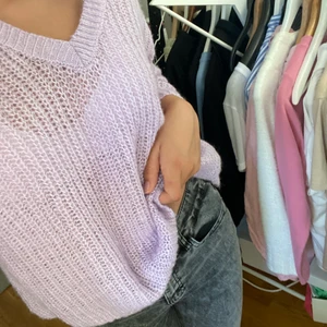 Pastell-lila styckad tröja - Denna pastellfärgade stickade tröja är helt perfect på sommaren, exempelvis på en sen sommarkväll. Jag säljer denna eftersom att jag har många liknande. Den är helt oanvänd.❤️