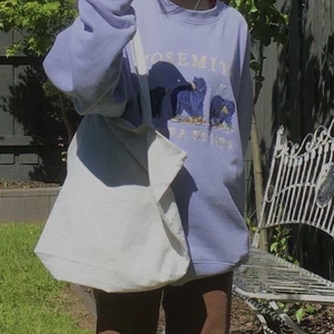 Blå-lila tröja med björnar - första bilden är från pinterest- den sitter inte lika oversized. använd typ 2 gånger. insidan har ett väldigt mjukt typ ulligt material. 