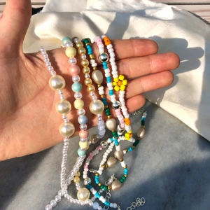 Halsband - Pärlhalsband av stark elastisk tråd och karbinhake med justerbar förlängningskedja!💞 55kr styck eller 2 för 95, 3 för 130. Går att få som armband och då 15 kr billigare per armband. Frakt 12kr.💗 har även andra färger på pärlor, skriv till mig ifall du vill designa med egna färger!🌼