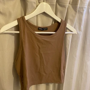 Brun topp - Jättegullig brun topp i storlek M säljs då den aldrig kommit till användning. Den är oanvänd och säljs för 80kr plus frakt 🤎🥰