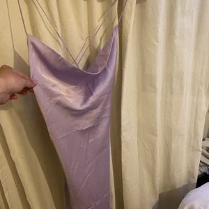 Satinklänning - En jätte jättefin lila satinklänning säljs för 100kr plus frakt då den tyvärr är för liten. Den är oanvänd och i storlek M💜