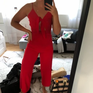 Så snygg röd byxdress - Röd byxdress från HM. Prislappen sitter kvar, säljes då jag växt ur den!! Köparen står för frakt!!☺️💕