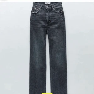 Gråa raka jeans - Super snygga gråa jeans ifrån zara. Knappr använda. 