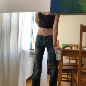 Bootcut/wide lowwaisted jeans - Säljer pga de är lite stora i midjan på mig. Bra kvalité, inga söndriga hål. Jag är 170cm lång och de är långa i benen på mig.