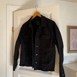 Jeansjacka bershka  - Svart jeansjacka i lite oversize modell, storlek S 🥰