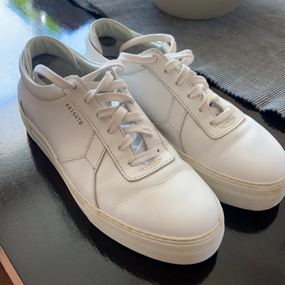 Fräscha skor till sommaren, knappt använda men är lite creaseade, köpte för 1900 så säljer för 1000, men kan diskuteras om affären är snabb, kan posta men köparen står för frakt. Skor.