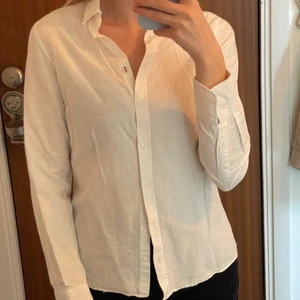 Vit skjorta från Boomerang - Vit skjorta i 100% bomull från Boomerang, regular fit. Nypris ca 1199kr