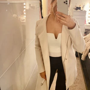 Kappa - En beige kappa från ONLY