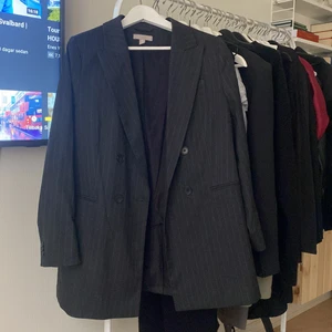 Randig kavaj H&M - Svart kavaj med tunna gråa ränder. Fyra knappar och storlek M. Använd 1 gång så i princip i nyskick! 