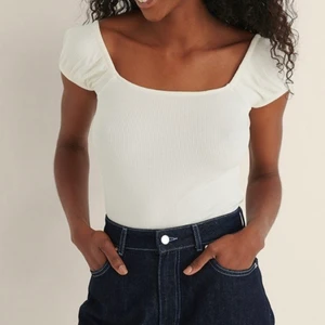 Topp - Fin topp ifrån NaKd! Använd 1 gång och är i toppskick!❤️ Storlek S och är lite stor på mig som vanligtvis har S i tröjor