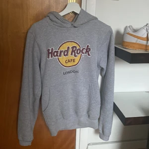 hard rock café hoodie - hard rock café hoodie köpt i london! storlek S, väldigt mysig och mudd vid midjan som ger väldigt nice passform! skriv om du har någon fråga! <3