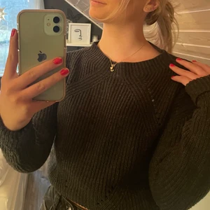 Mörkgrå stickad - En superfin stickad tröja😍 den är i väldigt bra skick då jag inte har använt den mycket alls för att jag inte känner att den passar mig då den är lite liten. Så jag kände att de är bättre att sälja den än att den ska fortsätta ligga i min garderob💓