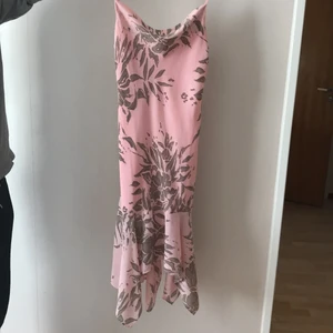 Festklänning - Fin och knappt använt klänning i storlek 40.. Den är i mycket fint skick, som nyköpt.