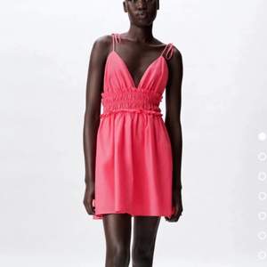Säljer denna superfina klänning från Zara i storlek S. Aldrig använd!