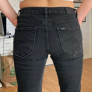 Lee jeans - Svarta, något urtvättade Lee, stretch, bekväma. 