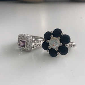 Ringar - Säljer dessa ringar de e 6 cm i säljer för de passar ej mig! De e jätte snygga 10kr för en eller båda för 20kr