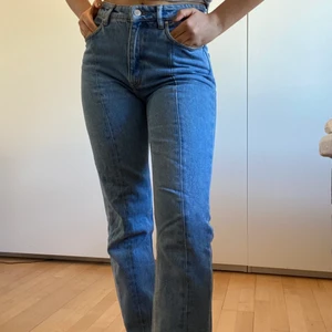 Jeans Envii - Jeans från danska märket Envii som har en söm i mitten. Modellen heter 90s midwaist! Jag är 168 cm för referens💓