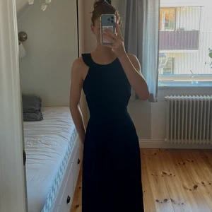 Blå Balklänning  - Marinblå balklänning från Nelly, använd en gång! Passar någon som är 170-175 cm ungefär. Köpt för 800kr