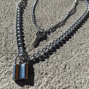 Halsbandsjedja Lås och nyckel - Säljer dessa snygga och coola halsband som passar perfekt ihop med ett lås och en nyckel!!!🤩 Köp båda för 40kr eller en för 25kr💕